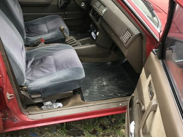 Красный Мазда 626, объемом двигателя 2 л и пробегом 999 тыс. км за 700 $, фото 4 на Automoto.ua