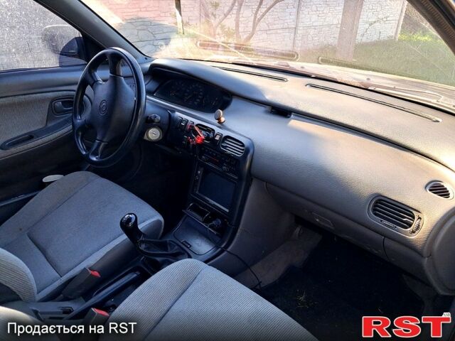 Червоний Мазда 626, об'ємом двигуна 1.8 л та пробігом 0 тис. км за 2100 $, фото 4 на Automoto.ua