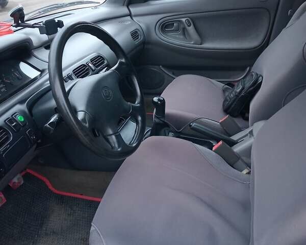 Красный Мазда 626, объемом двигателя 2 л и пробегом 210 тыс. км за 2600 $, фото 6 на Automoto.ua