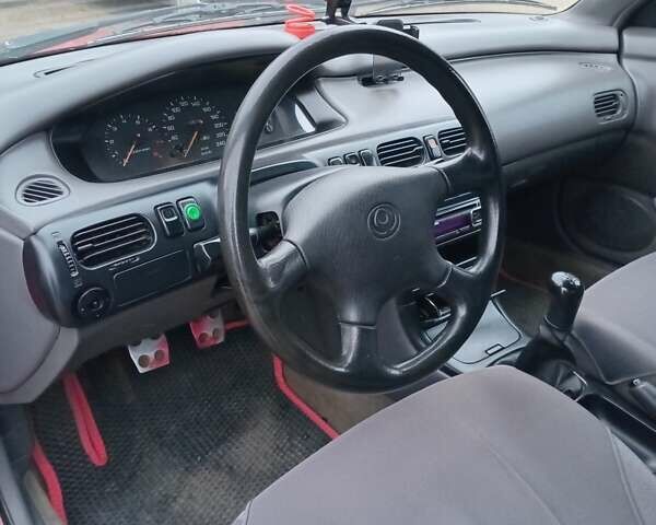 Красный Мазда 626, объемом двигателя 2 л и пробегом 210 тыс. км за 2600 $, фото 5 на Automoto.ua