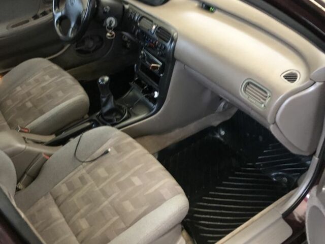 Красный Мазда 626, объемом двигателя 2 л и пробегом 190 тыс. км за 850 $, фото 5 на Automoto.ua