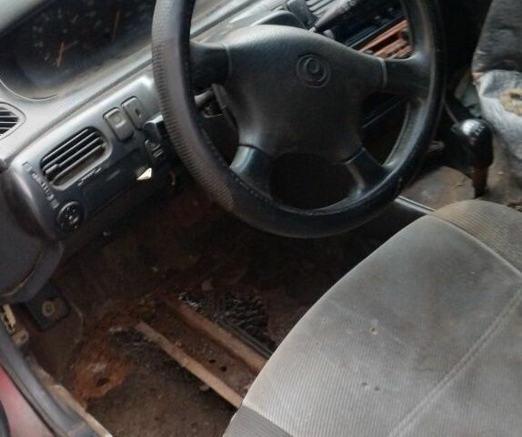 Красный Мазда 626, объемом двигателя 1.8 л и пробегом 400 тыс. км за 650 $, фото 6 на Automoto.ua