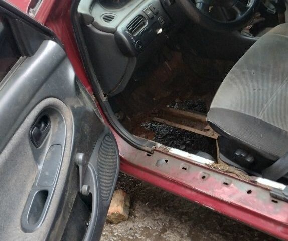 Красный Мазда 626, объемом двигателя 1.8 л и пробегом 400 тыс. км за 650 $, фото 7 на Automoto.ua