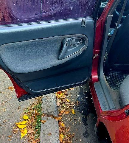 Красный Мазда 626, объемом двигателя 2 л и пробегом 320 тыс. км за 1500 $, фото 5 на Automoto.ua