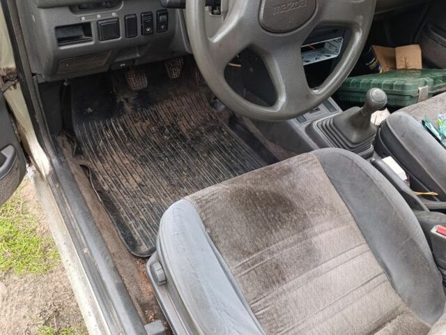 Серый Мазда 626, объемом двигателя 2 л и пробегом 280 тыс. км за 1300 $, фото 4 на Automoto.ua