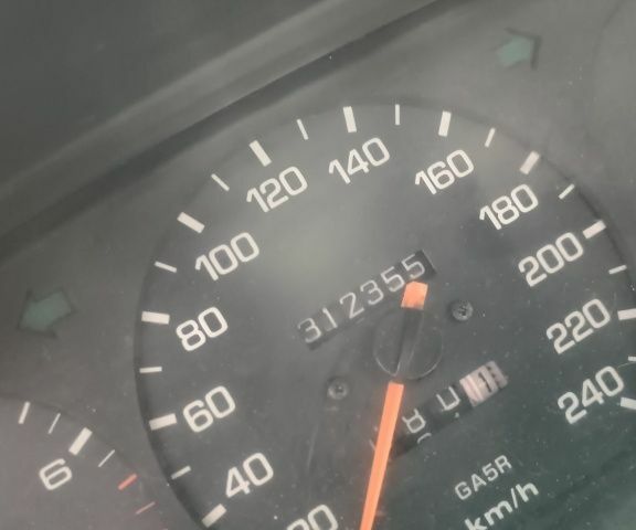 Серый Мазда 626, объемом двигателя 2 л и пробегом 312 тыс. км за 850 $, фото 10 на Automoto.ua