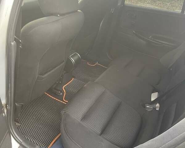 Серый Мазда 626, объемом двигателя 2 л и пробегом 290 тыс. км за 2900 $, фото 4 на Automoto.ua