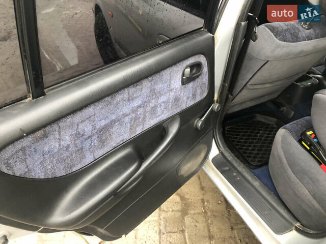 Сірий Мазда 626, об'ємом двигуна 2 л та пробігом 300 тис. км за 1900 $, фото 4 на Automoto.ua