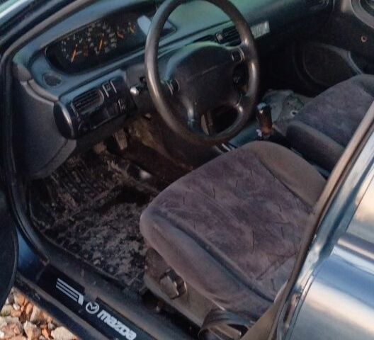 Синій Мазда 626, об'ємом двигуна 1.8 л та пробігом 430 тис. км за 800 $, фото 13 на Automoto.ua