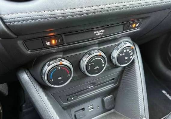 Коричневий Мазда СХ-3, об'ємом двигуна 2 л та пробігом 90 тис. км за 10000 $, фото 6 на Automoto.ua