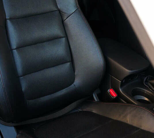 Белый Мазда СХ-5, объемом двигателя 2.2 л и пробегом 220 тыс. км за 13000 $, фото 8 на Automoto.ua