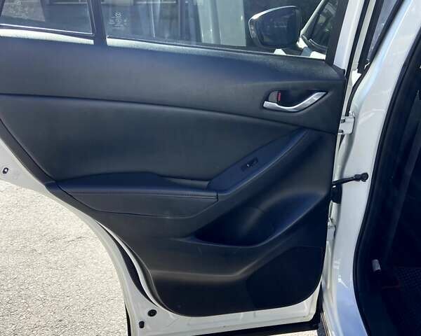 Белый Мазда СХ-5, объемом двигателя 2 л и пробегом 182 тыс. км за 15000 $, фото 4 на Automoto.ua
