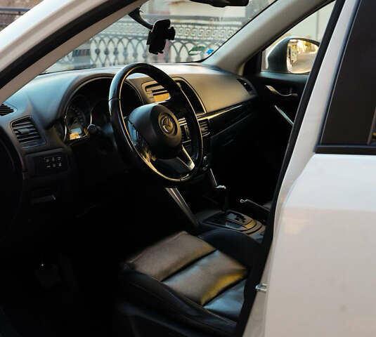 Белый Мазда СХ-5, объемом двигателя 2.2 л и пробегом 220 тыс. км за 13000 $, фото 6 на Automoto.ua