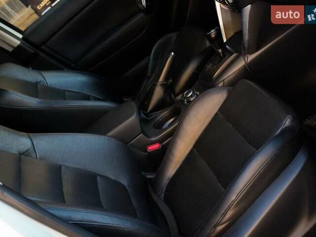 Белый Мазда СХ-5, объемом двигателя 2.19 л и пробегом 220 тыс. км за 13900 $, фото 9 на Automoto.ua