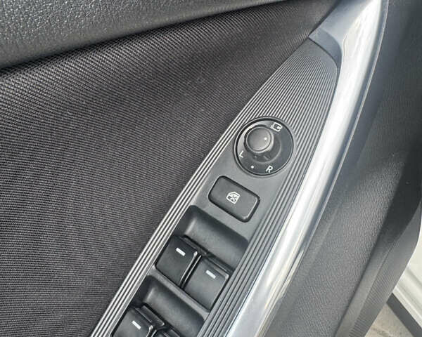 Белый Мазда СХ-5, объемом двигателя 2.19 л и пробегом 221 тыс. км за 12200 $, фото 46 на Automoto.ua