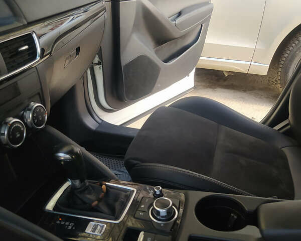 Белый Мазда СХ-5, объемом двигателя 2.49 л и пробегом 130 тыс. км за 13000 $, фото 12 на Automoto.ua