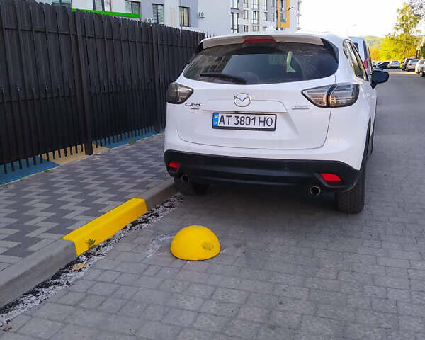 Белый Мазда СХ-5, объемом двигателя 2.49 л и пробегом 130 тыс. км за 13000 $, фото 2 на Automoto.ua