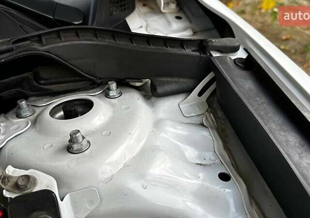 Белый Мазда СХ-5, объемом двигателя 2.49 л и пробегом 185 тыс. км за 17800 $, фото 10 на Automoto.ua
