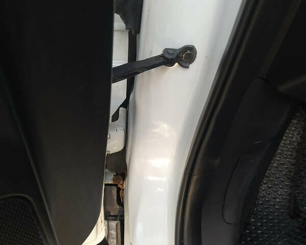 Белый Мазда СХ-5, объемом двигателя 2.49 л и пробегом 130 тыс. км за 13000 $, фото 13 на Automoto.ua