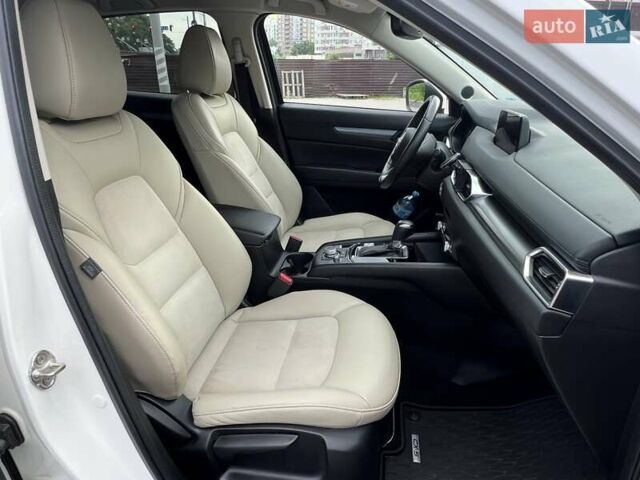 Білий Мазда СХ-5, об'ємом двигуна 2.49 л та пробігом 104 тис. км за 19000 $, фото 4 на Automoto.ua