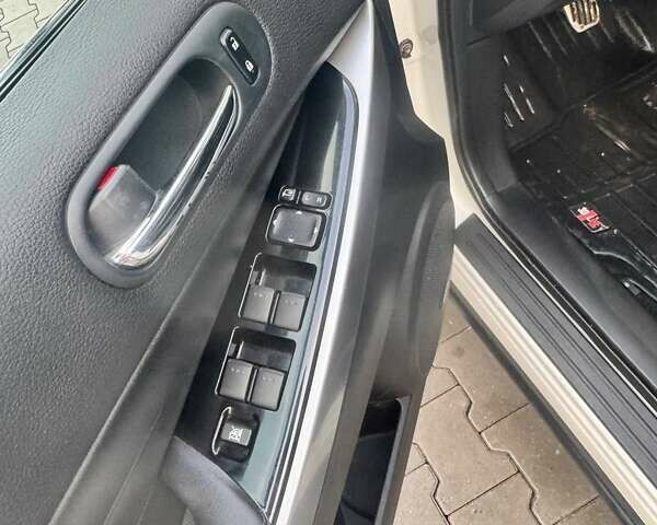 Білий Мазда СХ-7, об'ємом двигуна 2.2 л та пробігом 228 тис. км за 10000 $, фото 9 на Automoto.ua