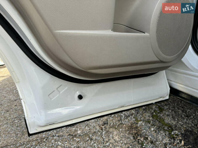 Білий Мазда СХ-7, об'ємом двигуна 2.49 л та пробігом 350 тис. км за 8200 $, фото 22 на Automoto.ua