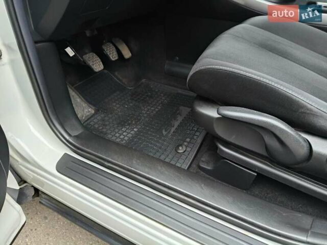 Белый Мазда СХ-7, объемом двигателя 2.18 л и пробегом 168 тыс. км за 10600 $, фото 26 на Automoto.ua