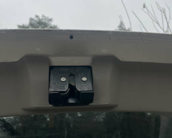 Белый Мазда СХ-7, объемом двигателя 2.49 л и пробегом 301 тыс. км за 7800 $, фото 19 на Automoto.ua