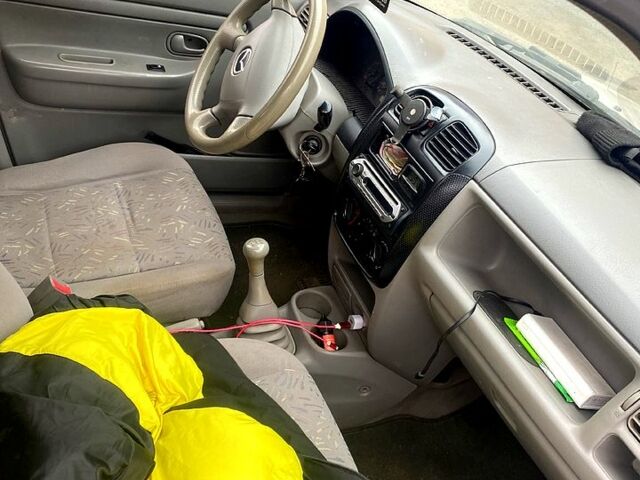 Серый Мазда Демио, объемом двигателя 1.3 л и пробегом 444 тыс. км за 1400 $, фото 4 на Automoto.ua