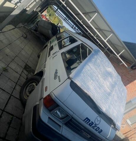 Белый Мазда E 2000, объемом двигателя 2 л и пробегом 250 тыс. км за 3000 $, фото 3 на Automoto.ua