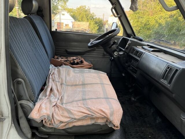 Білий Мазда E 2000, об'ємом двигуна 2.2 л та пробігом 110 тис. км за 3200 $, фото 7 на Automoto.ua