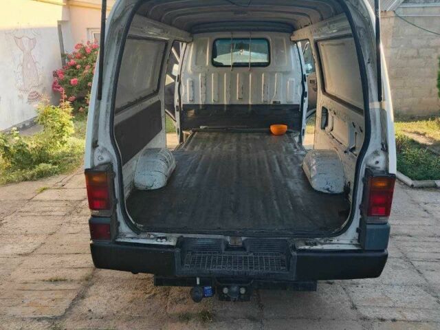 Белый Мазда E 2000, объемом двигателя 2.2 л и пробегом 430 тыс. км за 2900 $, фото 4 на Automoto.ua