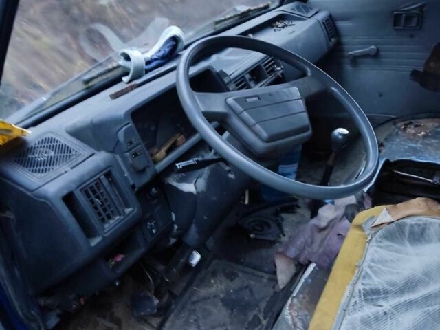 Синий Мазда E 2000, объемом двигателя 2.2 л и пробегом 300 тыс. км за 1000 $, фото 3 на Automoto.ua