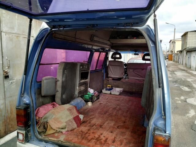 Синий Мазда E 2000, объемом двигателя 2.2 л и пробегом 333 тыс. км за 3817 $, фото 3 на Automoto.ua