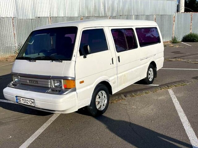 Белый Мазда Е2200, объемом двигателя 2.2 л и пробегом 220 тыс. км за 1680 $, фото 2 на Automoto.ua