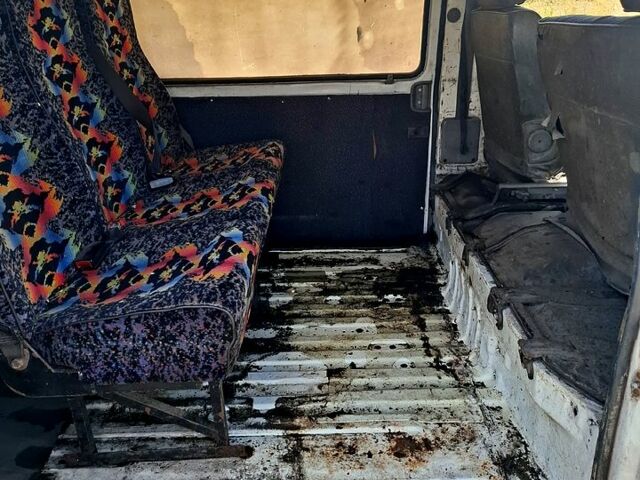 Белый Мазда Е2200, объемом двигателя 2.2 л и пробегом 400 тыс. км за 1000 $, фото 2 на Automoto.ua