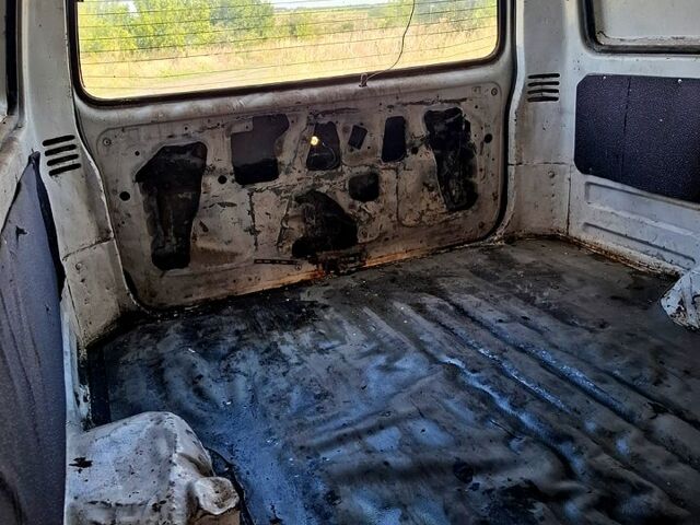 Белый Мазда Е2200, объемом двигателя 2.2 л и пробегом 400 тыс. км за 1000 $, фото 3 на Automoto.ua