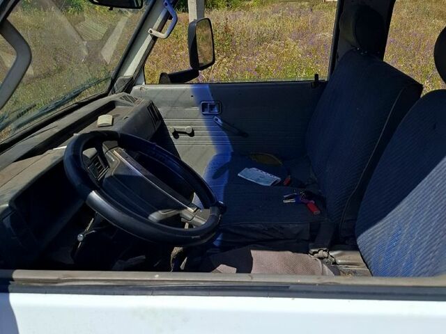 Белый Мазда Е2200, объемом двигателя 2.2 л и пробегом 400 тыс. км за 1000 $, фото 6 на Automoto.ua