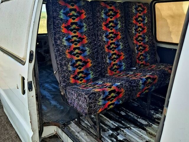 Белый Мазда Е2200, объемом двигателя 2.2 л и пробегом 400 тыс. км за 1000 $, фото 4 на Automoto.ua