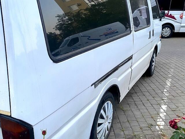 Белый Мазда Е2200, объемом двигателя 2.2 л и пробегом 300 тыс. км за 2200 $, фото 1 на Automoto.ua