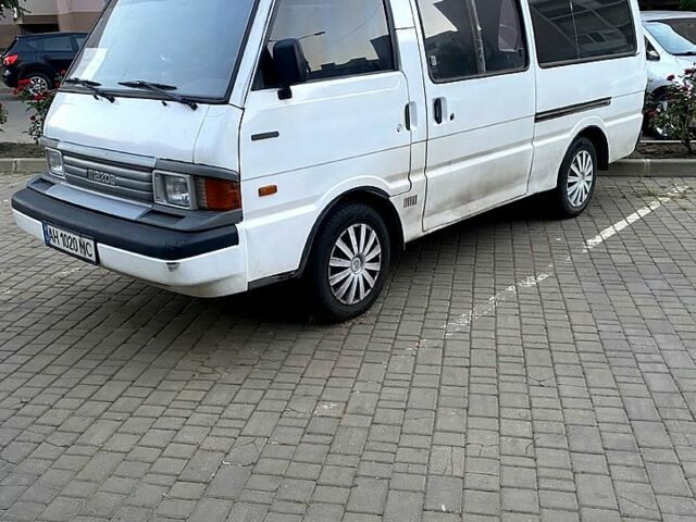 Белый Мазда Е2200, объемом двигателя 2.2 л и пробегом 300 тыс. км за 2200 $, фото 2 на Automoto.ua