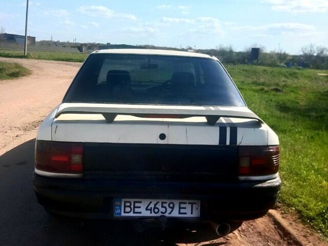 Белый Мазда Фамилия, объемом двигателя 1.5 л и пробегом 590 тыс. км за 600 $, фото 1 на Automoto.ua