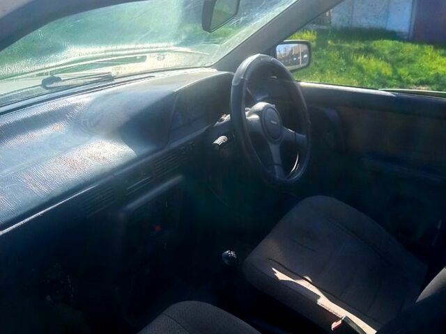 Белый Мазда Фамилия, объемом двигателя 1.5 л и пробегом 590 тыс. км за 600 $, фото 5 на Automoto.ua