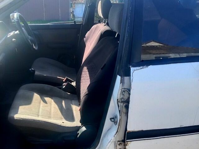 Белый Мазда Фамилия, объемом двигателя 1.5 л и пробегом 590 тыс. км за 600 $, фото 6 на Automoto.ua