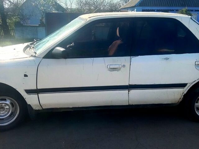 Белый Мазда Фамилия, объемом двигателя 1.5 л и пробегом 590 тыс. км за 600 $, фото 2 на Automoto.ua