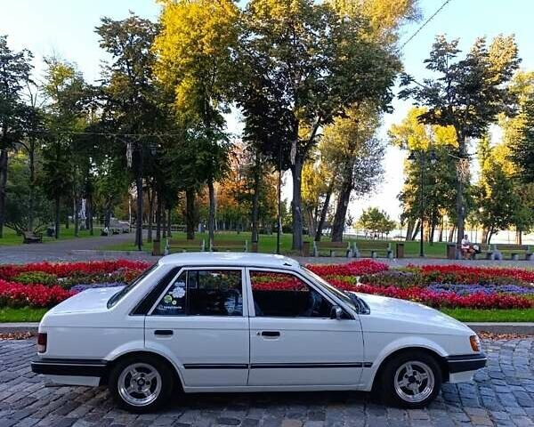 Белый Мазда Фамилия, объемом двигателя 1.5 л и пробегом 136 тыс. км за 5500 $, фото 1 на Automoto.ua