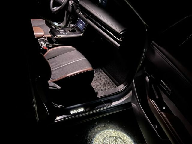 Білий Мазда МХ-3, об'ємом двигуна 0 л та пробігом 26 тис. км за 18000 $, фото 5 на Automoto.ua