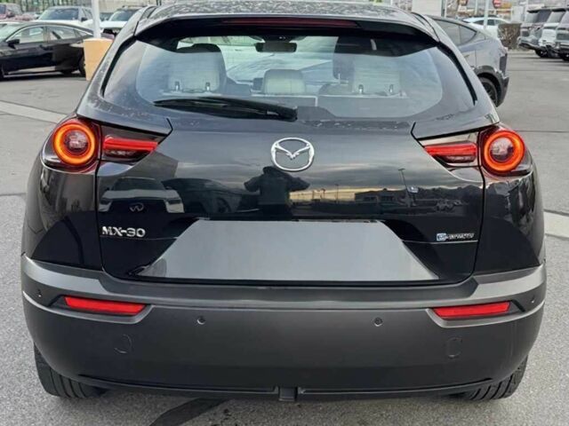 Чорний Мазда МХ-3, об'ємом двигуна 0 л та пробігом 10 тис. км за 11000 $, фото 4 на Automoto.ua