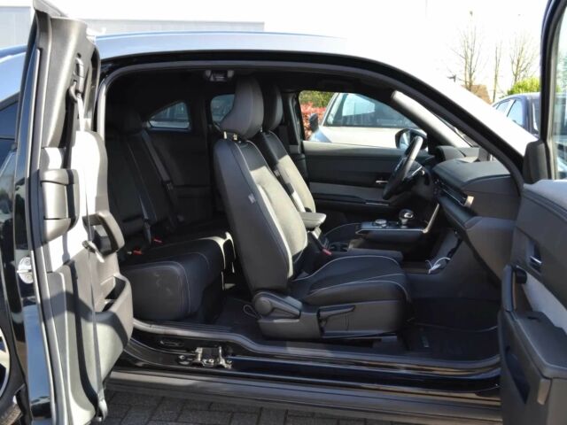 Чорний Мазда МХ-3, об'ємом двигуна 2.4 л та пробігом 23 тис. км за 7100 $, фото 6 на Automoto.ua