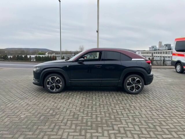 Черный Мазда МХ-3, объемом двигателя 0 л и пробегом 25 тыс. км за 10000 $, фото 2 на Automoto.ua